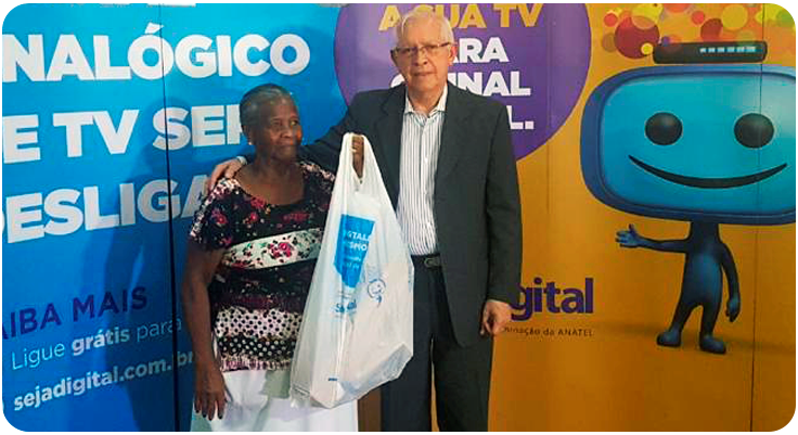 Anatel entrega kit de nmero 140 mil em Aracaju (SE)  aposentada